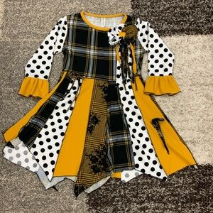 Ruffles & Mudpies brand Mustard,black & white top. Size small